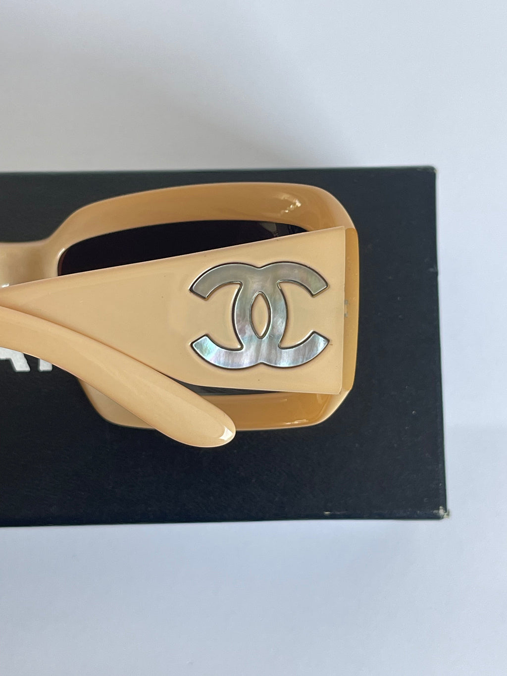 MODEVESTIGE CHANEL 5076-H sunglasses in beige with a mother-of-pearl CC logo inlay on the wide temple arm.