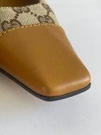 Detalhe da biqueira quadrada em couro bege e lona GG da MODEVESTIGE, sapato vintage Gucci estilo pump.