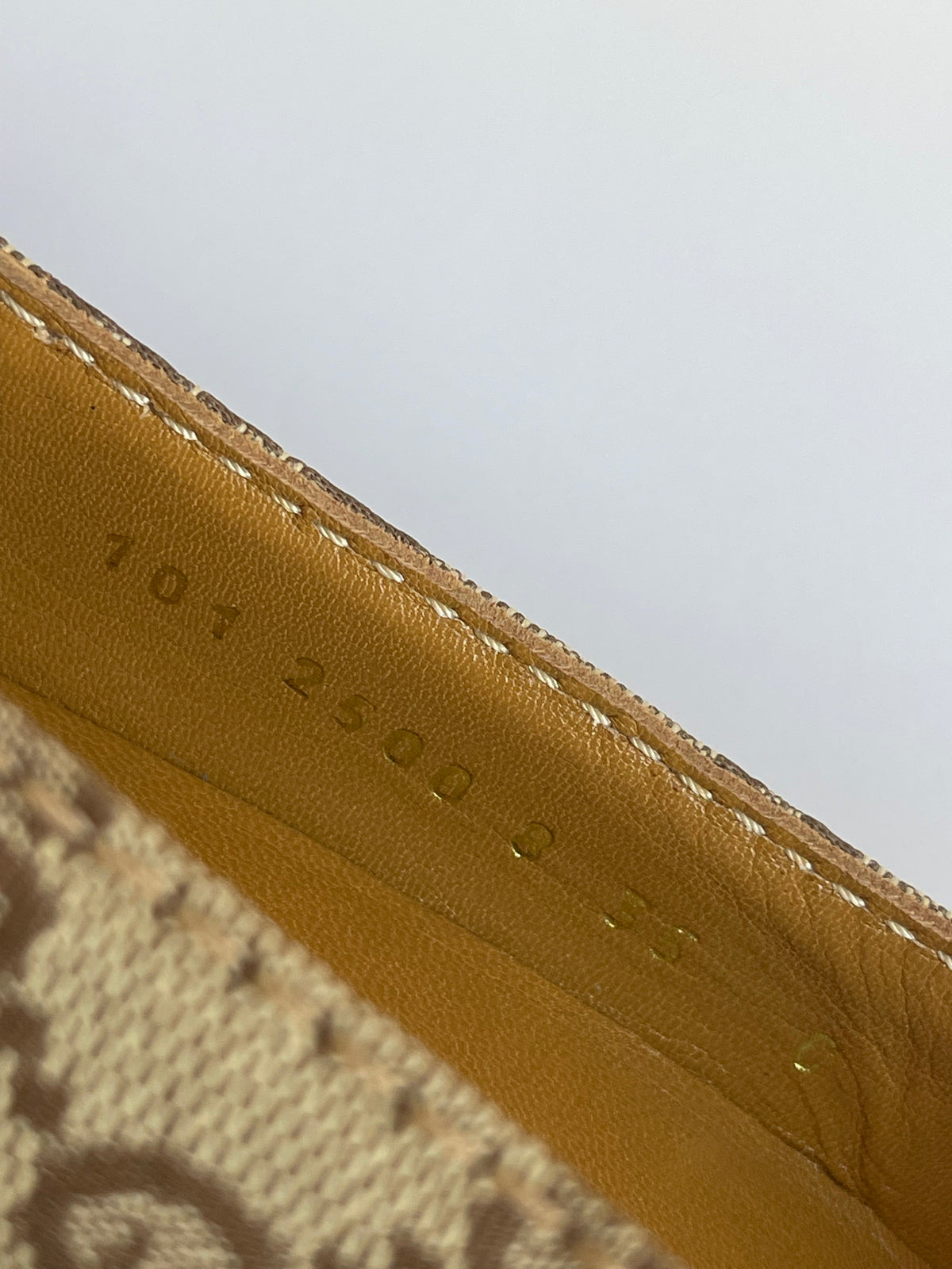 Detalhe interno do sapato vintage Gucci da MODEVESTIGE com numeração gravada no couro bege