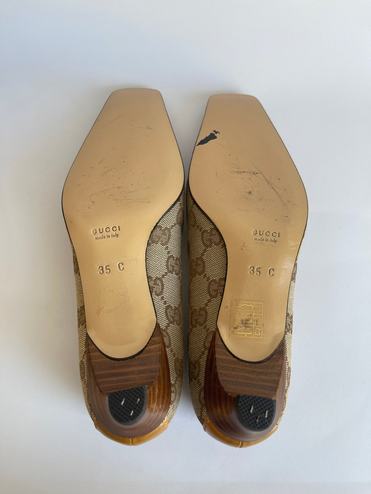 Solas de sapatos MODEVESTIGE Gucci vintage em lona GG bege com salto kitten de madeira e bico quadrado
