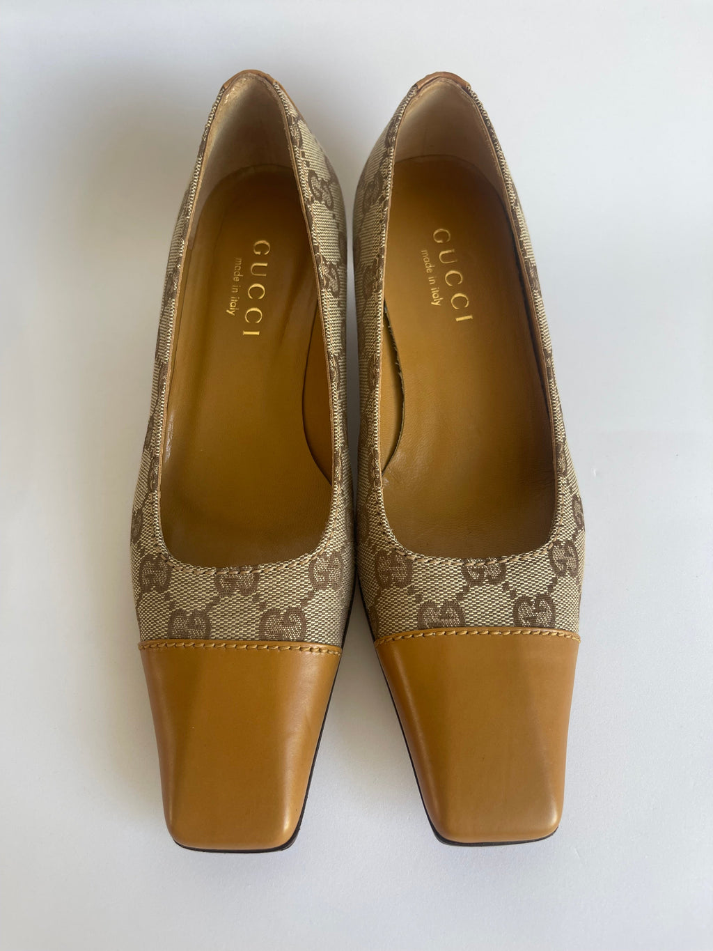 Scarpins vintage Gucci da MODEVESTIGE em canvas GG bege e couro marrom com bico quadrado e salto baixo