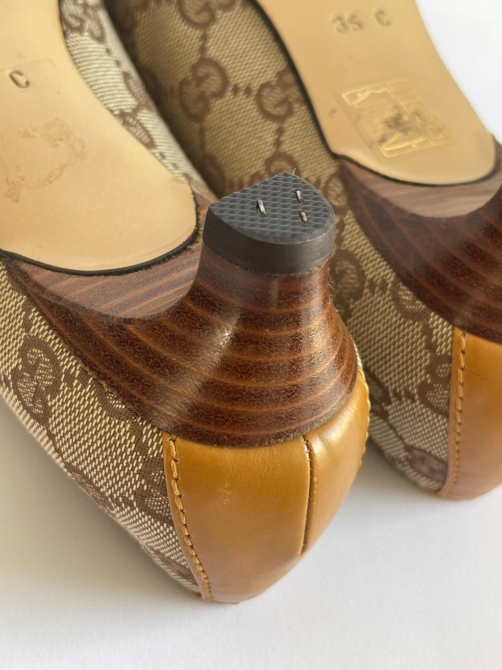 Detalhe do salto kitten de madeira e acabamento em couro bege dos sapatos Gucci vintage da MODEVESTIGE