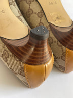 Detalhe do salto kitten de madeira e acabamento em couro bege dos sapatos Gucci vintage da MODEVESTIGE