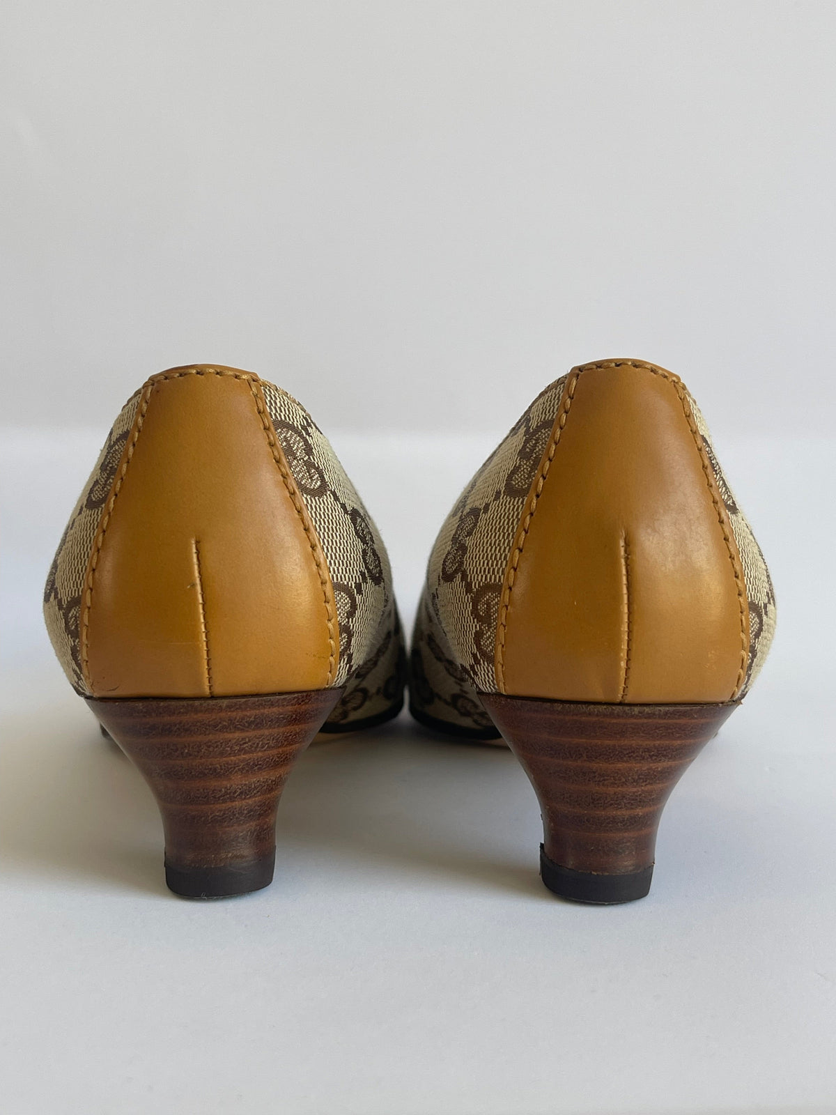 Scarpins MODEVESTIGE Gucci vintage em lona GG bege e couro marrom com salto kitten de 4 cm, vista traseira
