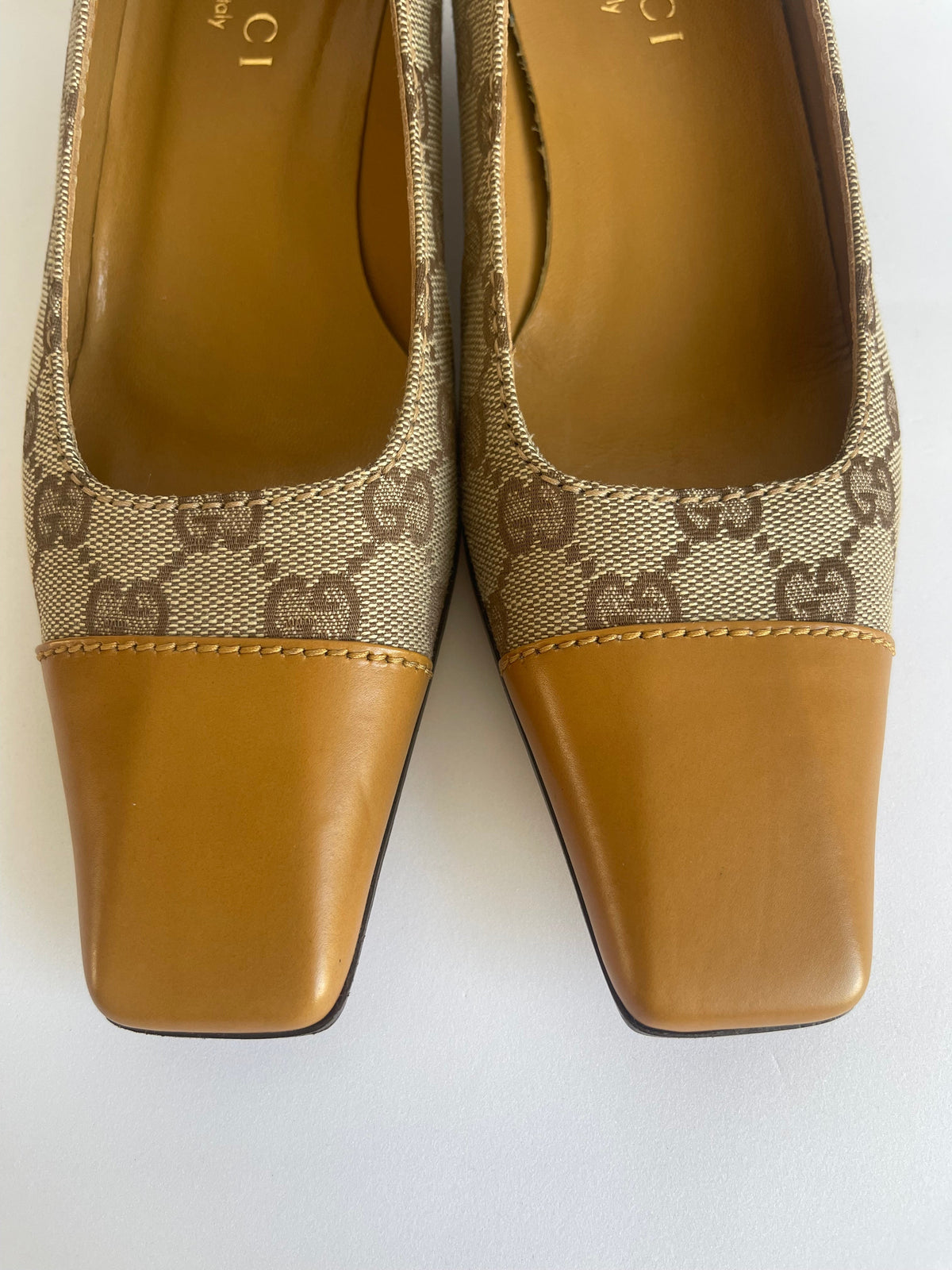 Scarpins vintage MODEVESTIGE Gucci em canvas GG bege e couro marrom com bico quadrado