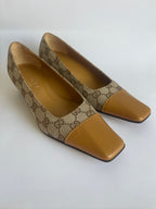 Scarpins MODEVESTIGE Gucci vintage em lona GG bege e couro marrom com bico quadrado e salto kitten