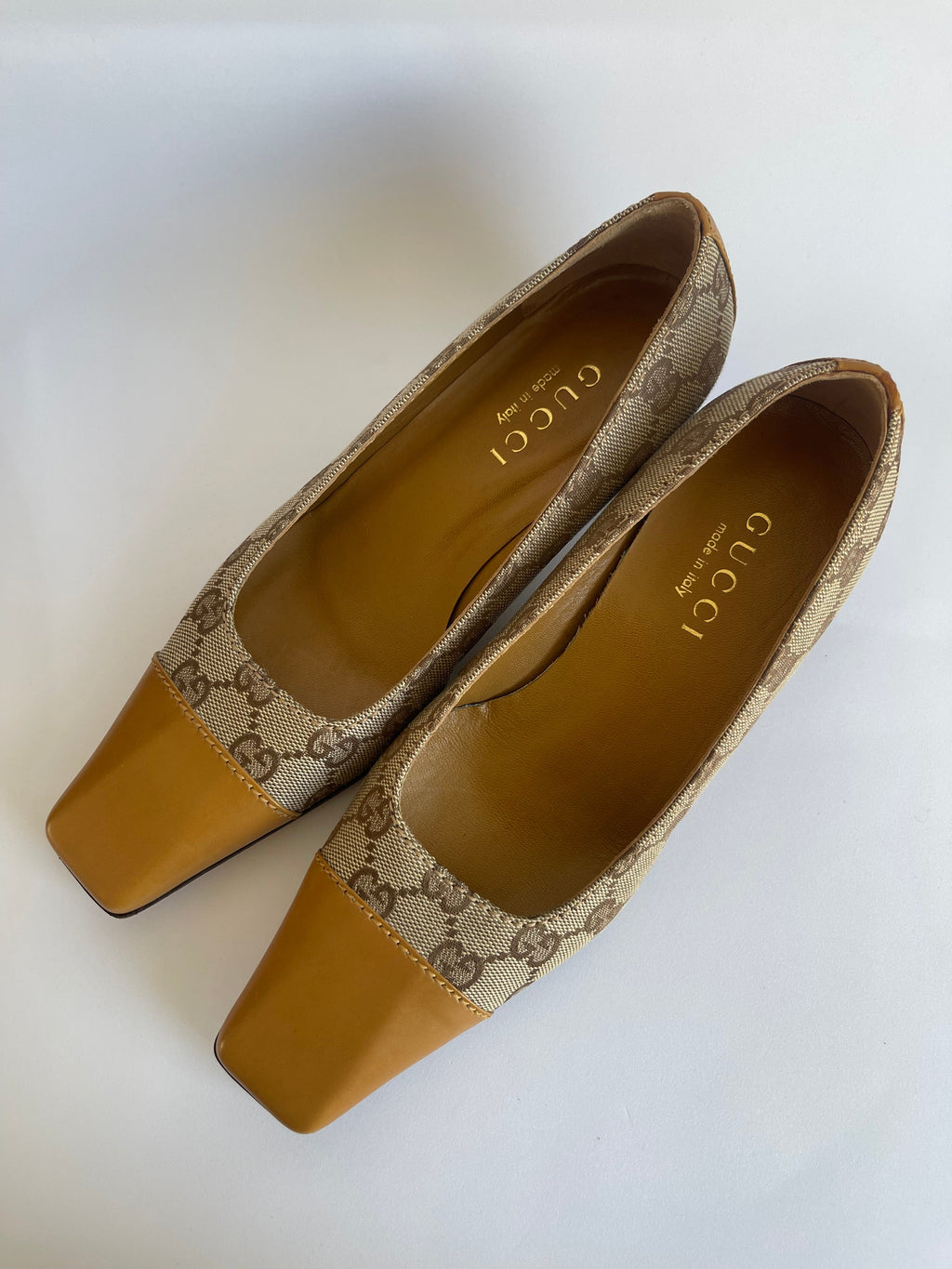 Scarpins MODEVESTIGE Gucci vintage em lona GG bege e couro marrom com bico quadrado e salto baixo