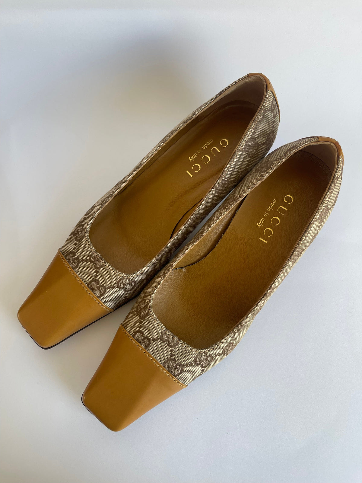Scarpins MODEVESTIGE Gucci vintage em lona GG bege e couro marrom com bico quadrado e salto baixo