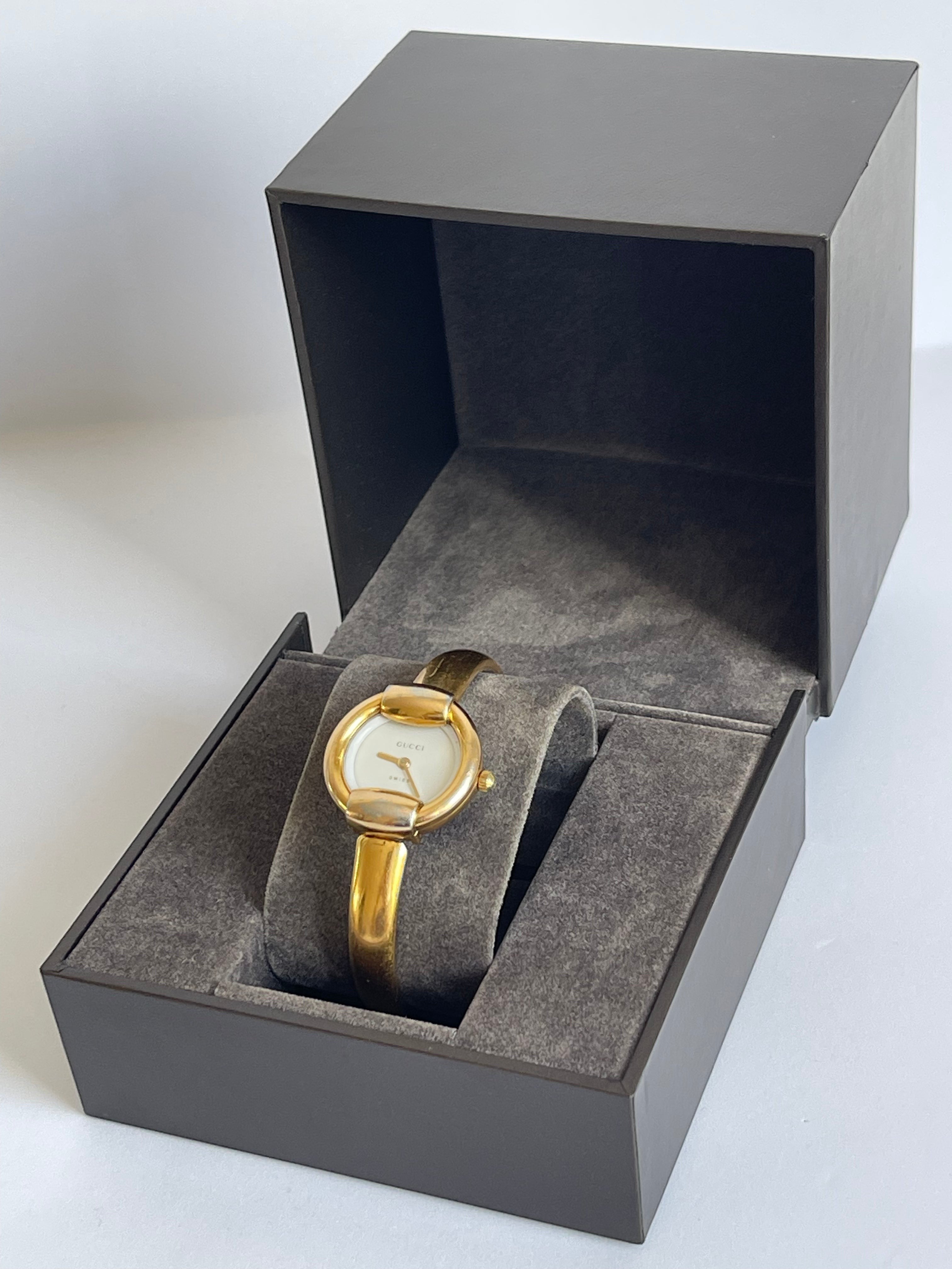 MODEVESTIGE vintage Gucci 1400L gold-plated wristwatch with white dial, presented in its original branded watch box.
