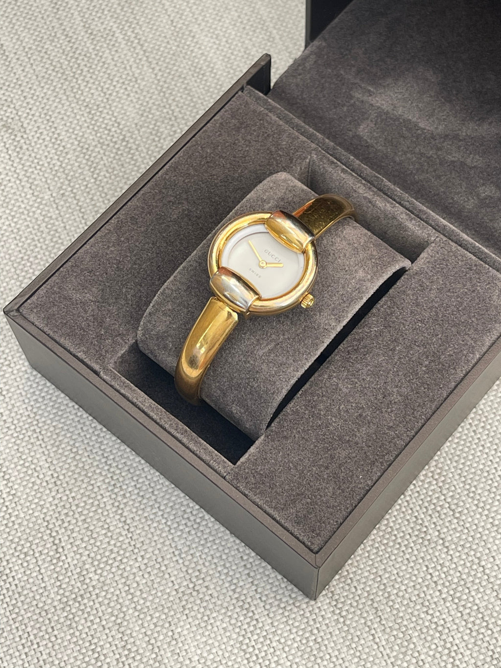 MODEVESTIGE vintage Gucci 1400L gold-plated wristwatch with a white dial, presented in its original display box.