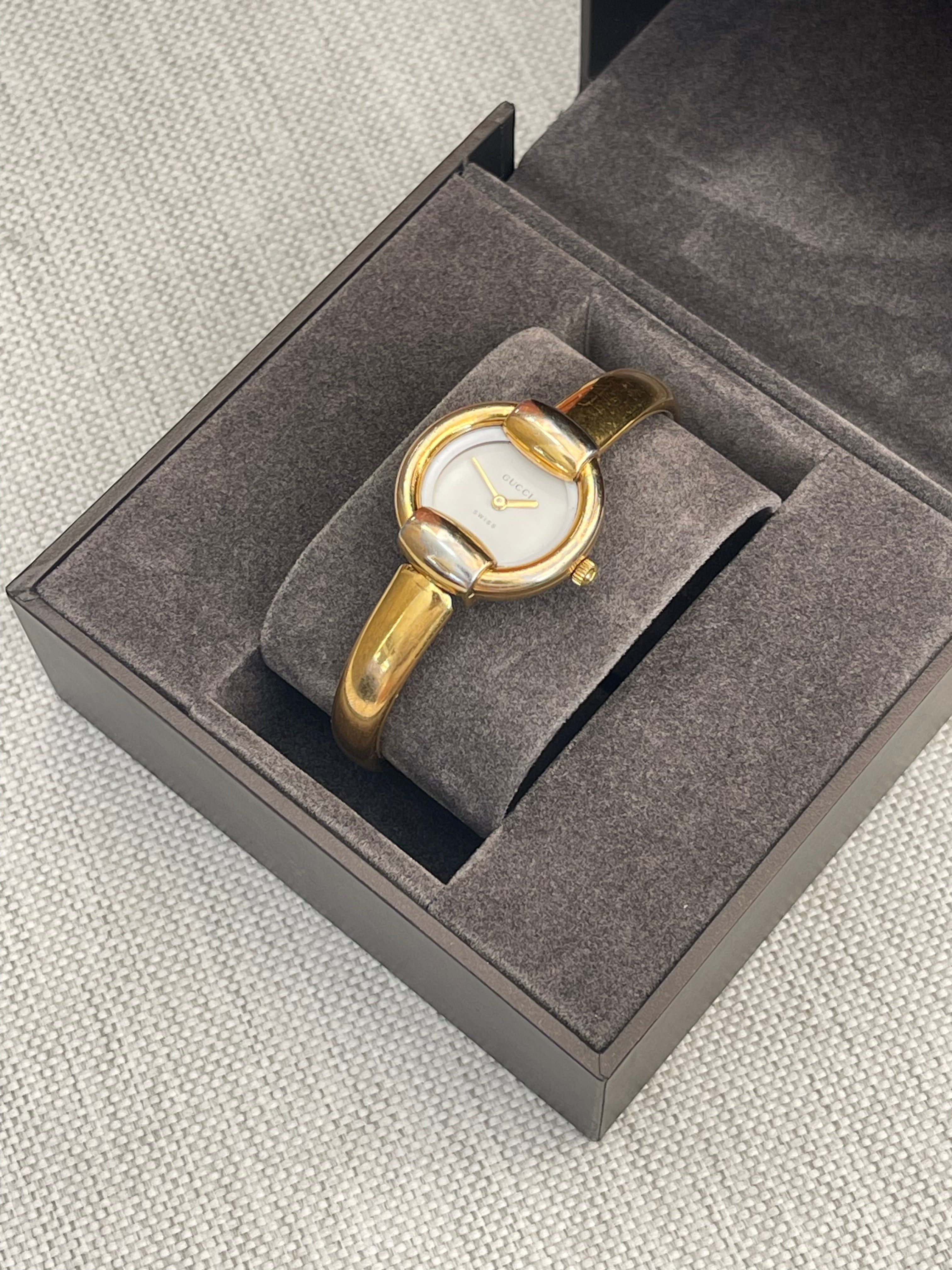 MODEVESTIGE vintage Gucci 1400L gold-plated wristwatch with a white dial, presented in its original display box.
